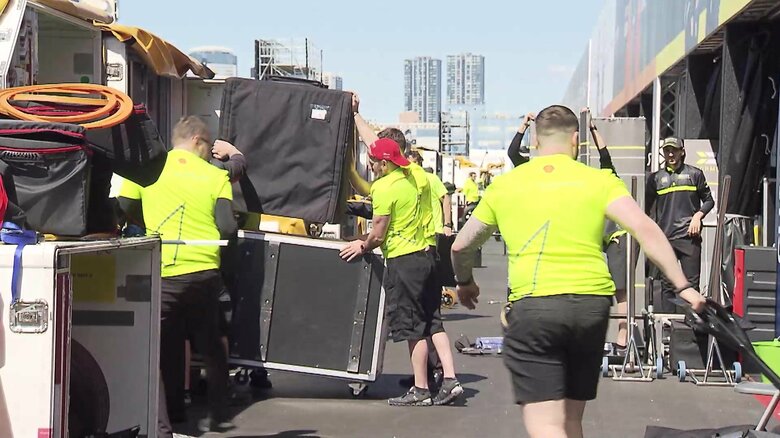 慌ただしく準備に当たるスタッフ