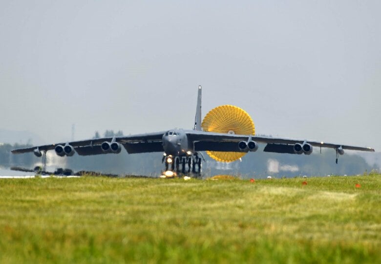「火星18型大陸間弾道ミサイル」発射から約20分後に横田基地に緊急着陸したB-52H戦略爆撃機（2023年7月12日）