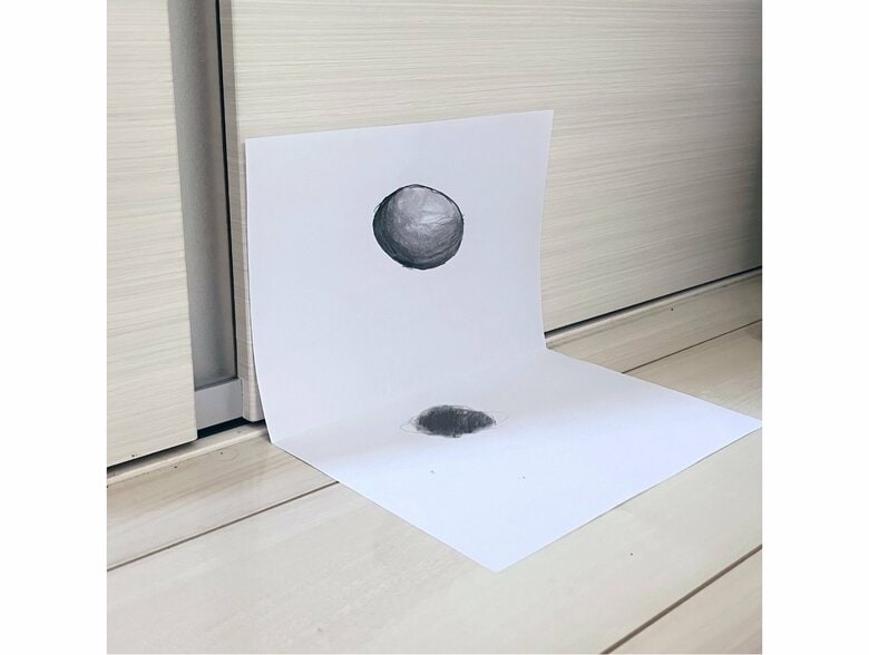 7歳作「宙に浮く球体」（提供：Pekepomさん）