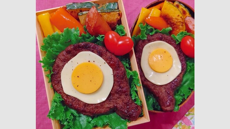目玉焼き弁当。ハンバーグやチーズで表現している