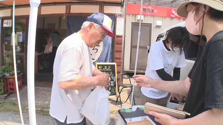 袋詰めを手伝う中村徹さん