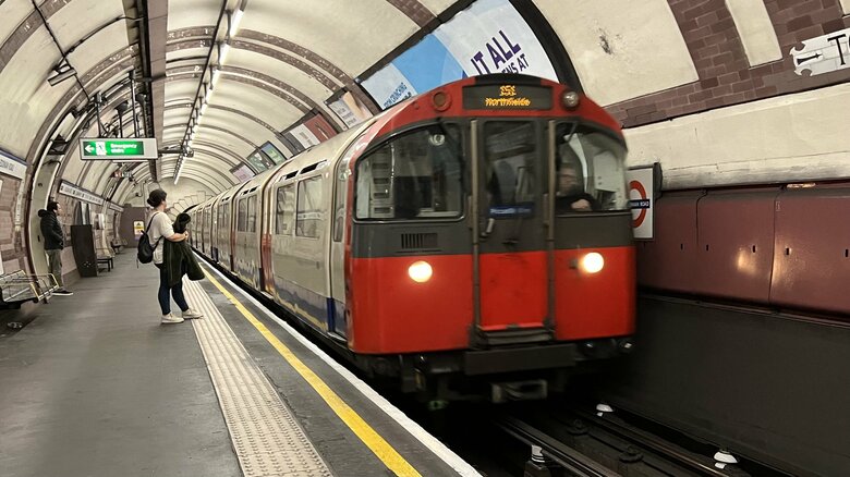 地下鉄の駅構内。電車の形状に沿う形で、天井もアーチ型になっている。