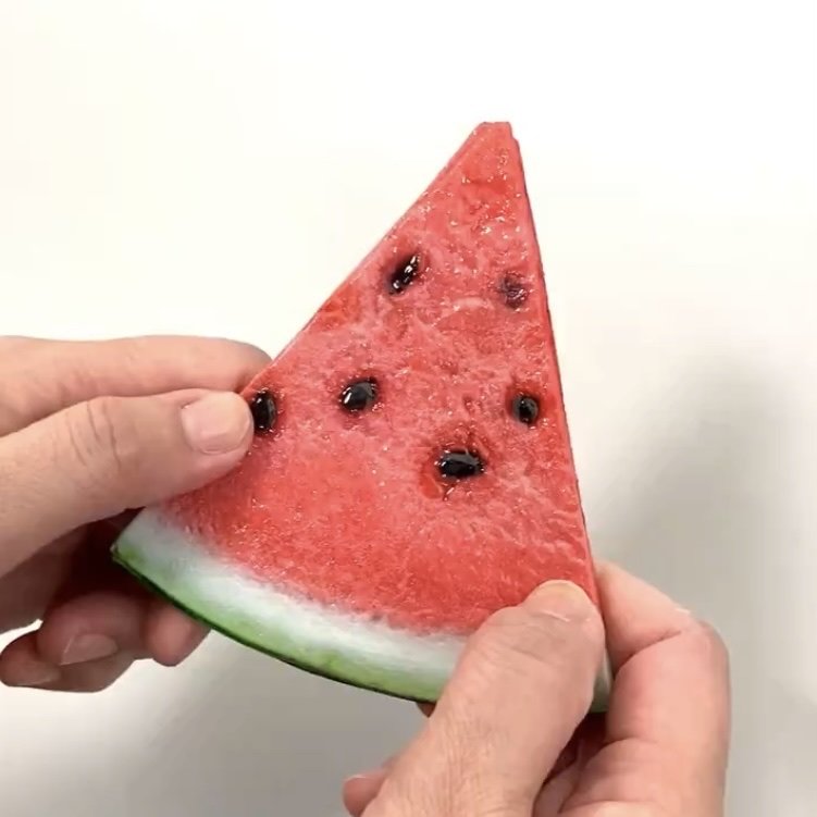 おいしそうなスイカが一切れ