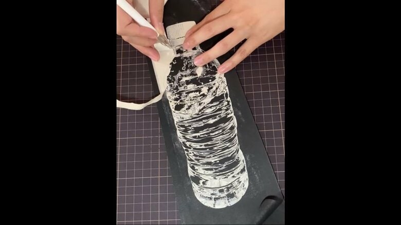 少しずつ丁寧に紙を削っていく