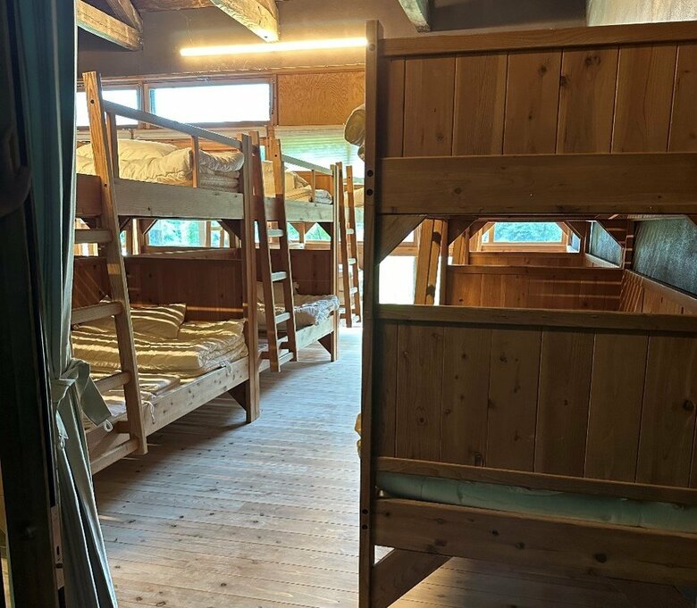 二段ベッドがずらりと並ぶ合宿部屋。自分の好きな寝床を選ぶ