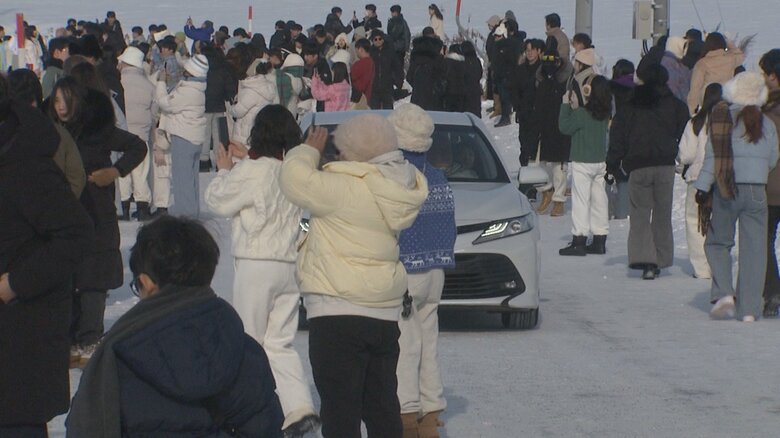 通行しようとする車がクラクションを鳴らしても観光客は動かない