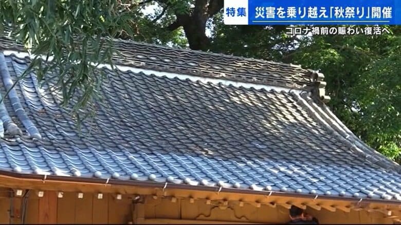 社殿の屋根は応急修理されていた