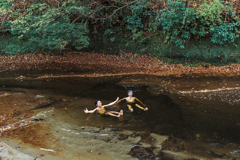 小屋のそばを流れる川は、冬場はもちろんのこと夏場でも冷たい天然の水風呂。深く流れが緩やかな淵がうってつけの場所に