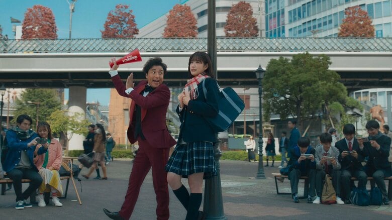 ドコモ青春割 「若者の本音唄」編に出演する（左から）ムロツヨシさん、髙橋ひかるさん