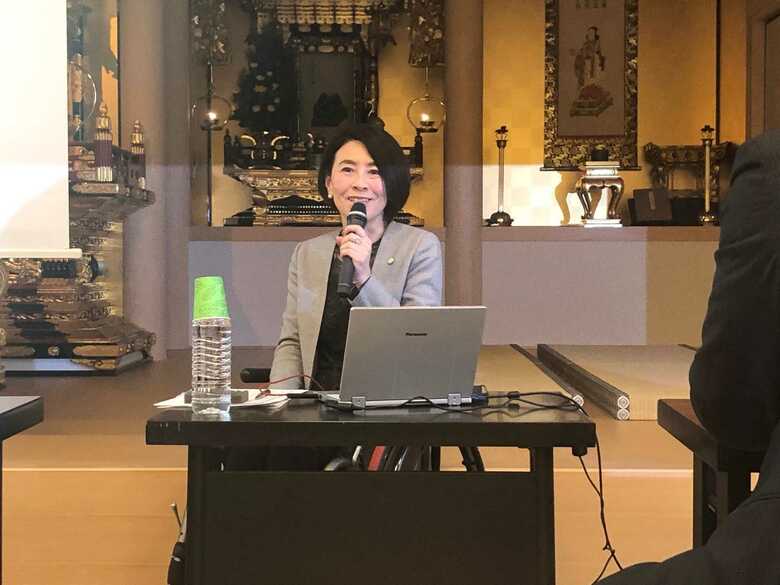 岸田ひろ実さんは、自らの車いす経験をもとに全国で講演を行う