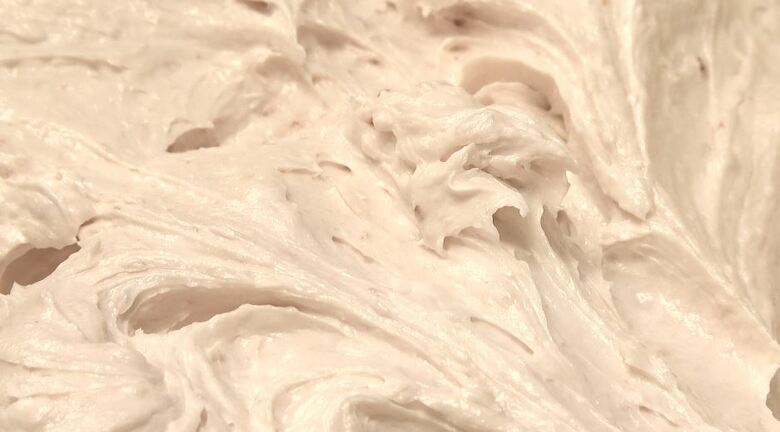 精農舎のイチゴ生シロップを牛乳パン用のクリームに混ぜると、淡いピンク色に