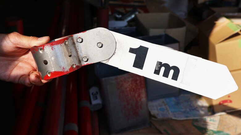 消火栓標識のポールにある白い矢印は消火栓までの距離を示している