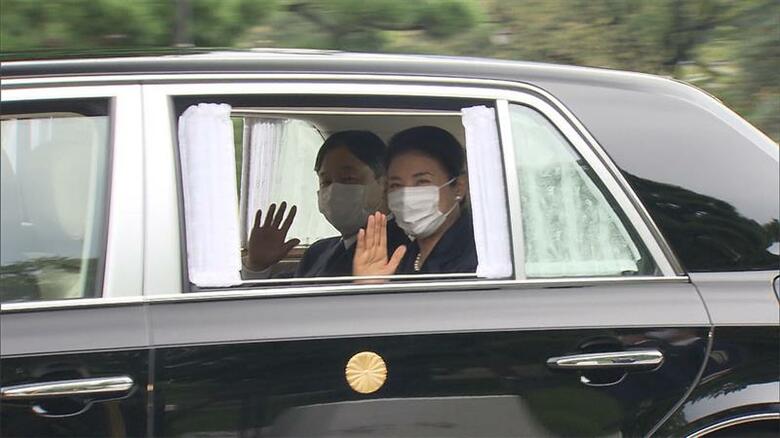 皇居・乾門を出発される両陛下（22日午前9時半ごろ）