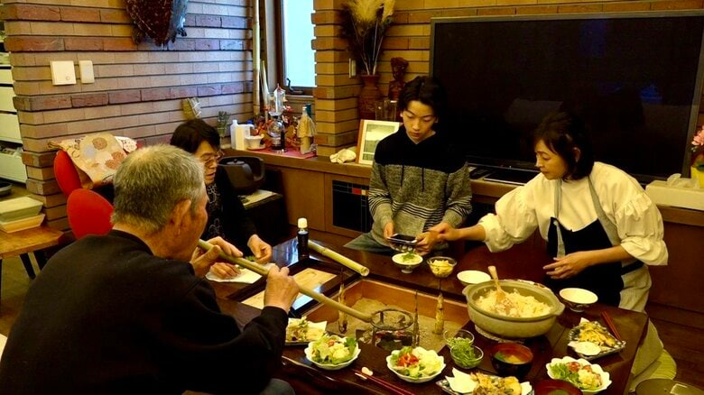 「いろり」の付いたテーブルで毎日家族と食卓を囲む