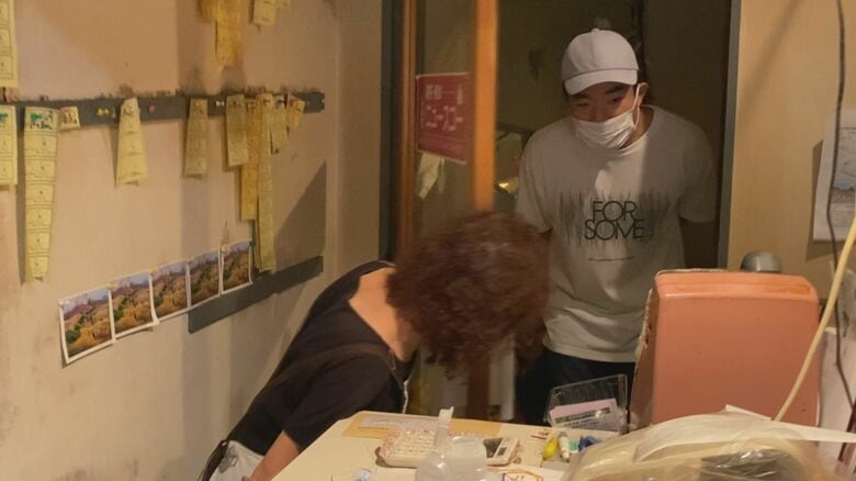最後の客を見送る山岸さん