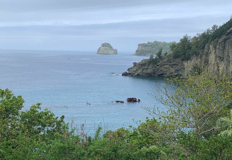 米軍の攻撃を受けて座礁した輸送船　今は魚礁となりダイビングスポットになっている