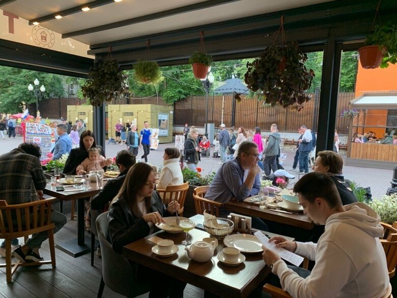 レストランのテラス席でディナーを楽しむモスクワ市民。軍事侵攻の最中、戦争とはかけ離れた”日常”を楽しんでいる（2023年6月）