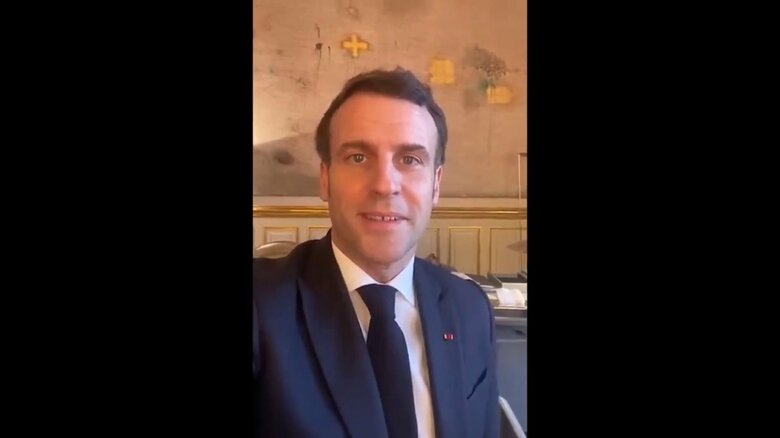 有名フランスユーチューバーに挑戦動画を送ったマクロン大統領（「Mcfly et Carlito」チャンネルより）