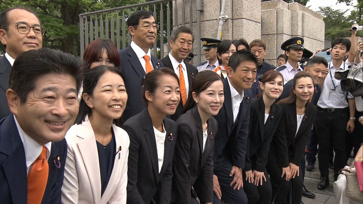 速報】参政党の新人議員が集団で初登院 神谷代表も同行 男性議員は
