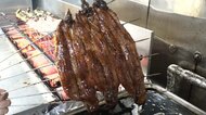 夫がさばいて串を打ち妻が焼き上げる… 鮮魚店の「うなぎの蒲焼き」二人三脚で30年以上も「焼きは一生」