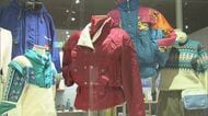 当時は車内で使われた“ラジカセ”など…1980年代のアウトドアグッズの特別展 肩パッドあるスキーウェアも