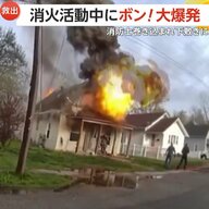 「みんな急げ！助けるんだ！」住宅火災の消火活動中に大爆発　屋根が倒壊・消防士が下敷きに…決死の救出劇　アメリカ・イリノイ州