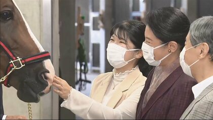 愛子さま「よく食べるんですね」　神馬の鼻を優しくなでられ、笑顔でニンジンを…幼い頃からの馬への親しみ