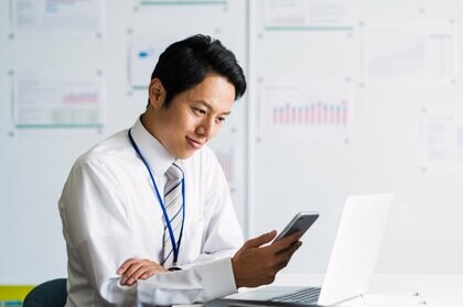 “会議中のスマホいじり”はマナー違反? 約7割が「気になる」と回答…使う場合の配慮の仕方を聞いた