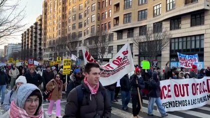 「NYでも数千人が抗議の声」全米各地で一斉デモ…移民抗議で市民2人射殺に移民当局の解体訴え　賛同し休業する店も