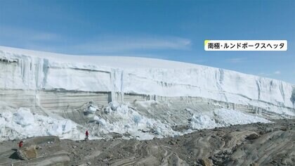 雪解け水が作る澄んだ池　南極大陸を覆う氷の端に...