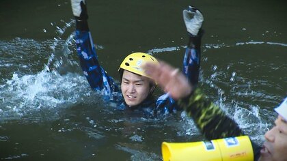 ため池に落下したら…｢声を出す、手を上げるは一番危険｣ 水難事故の防止へスタントマンが実演