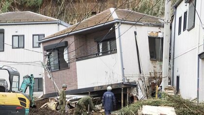 住宅に土砂流入し30代女性と連絡取れず　周辺住民「泥だらけで助け出された子供の姿」女性の家族は無事　神奈川・三浦市