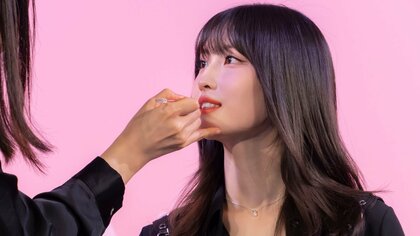 憧れ美スタイル！TWICE・MOMO タイトな超ミニワンピで魅了…ツヤ肌の秘訣は「化粧品用の冷蔵庫」