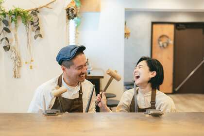 【作る時間が最高の装飾に】鎌倉彫金工房が明かすシンプルな手作り結婚指輪が選ばれる理由