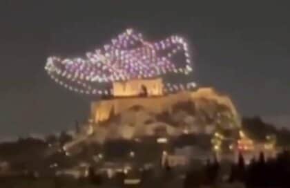 「スニーカーで神殿を踏みつけ」アディダスの“ドローン広告”がギリシャで大騒動…元考古学者の文化相が提訴の事態に