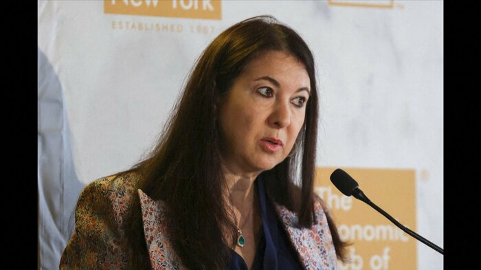 辞任を発表したアドリアナ・クグラー氏