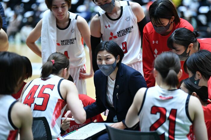 三菱電機生え抜きの古賀京子HC(10月24日、トヨタ紡織戦より)