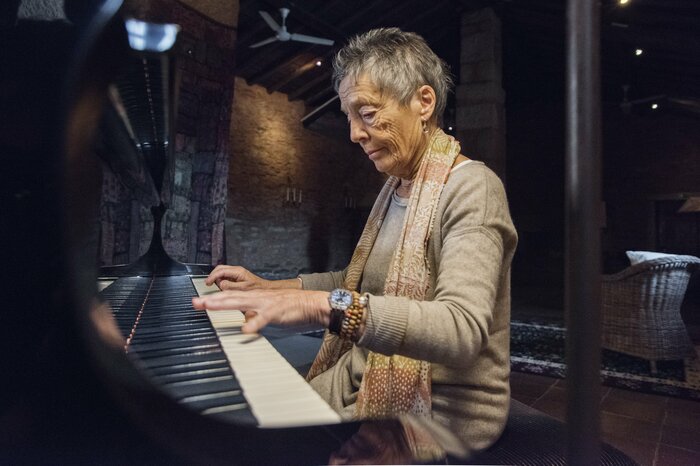 ベルガイシュ芸術センター内のコンサートホールにて 撮影・神戸シュン ©️ 日本美術協会