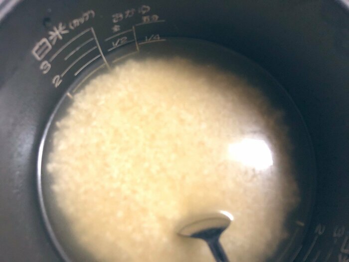 研いだお米に水を入れてコンソメ適量入れ混ぜる