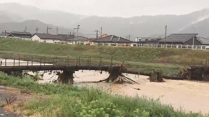 伊佐津川の橋が一部流された(京都・舞鶴市 午前10時前)