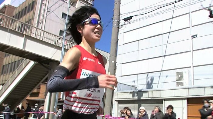 必死に先頭集団に食らいつく