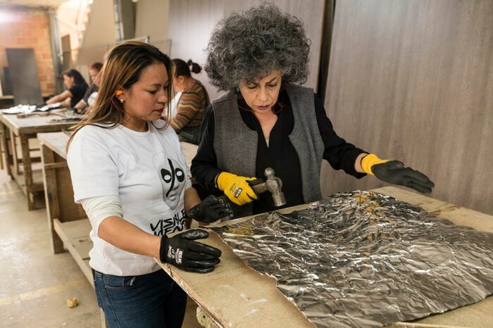 『フラグメントス(断片)』 2018年溶かした37トンの武器から床タイル製造Photo: Juan Fernando CastroCourtesy of Doris Salcedo Studio