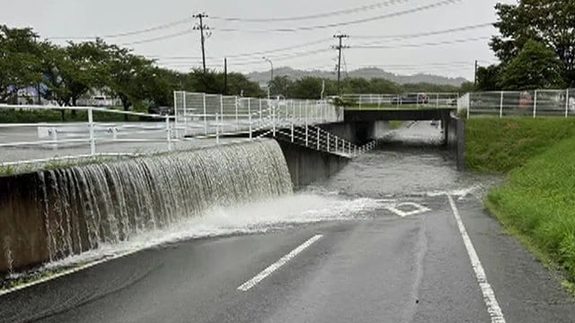 アンダーパスに流れ込む雨水（視聴者撮影）