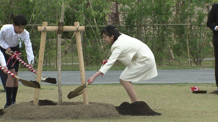 地元の小学生とともに記念植樹