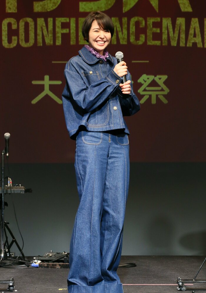 全身デニムのクールなコーディネートで