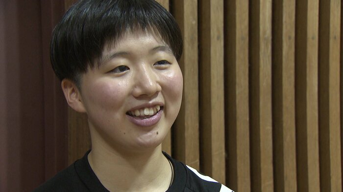井上さんへ優勝報告ができたと安どする田中主将