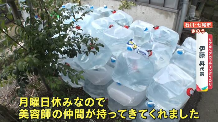 美容師仲間たちが送ってくれた大量の水