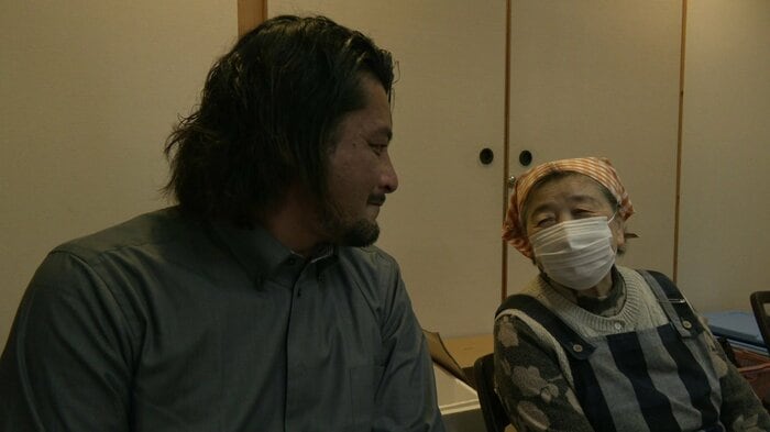 イベント会場に駆け付け中島さんの労をねぎらう日赤東北看護大短大（秋田市）の及川真一さん（左）