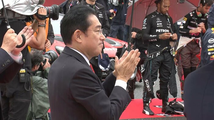 水樹さんの国歌独唱の後、拍手を送る岸田首相