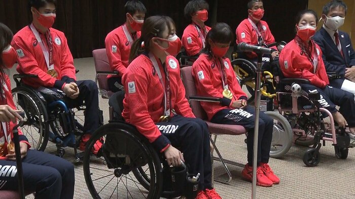 萩生田文部科学相に報告をする選手たち